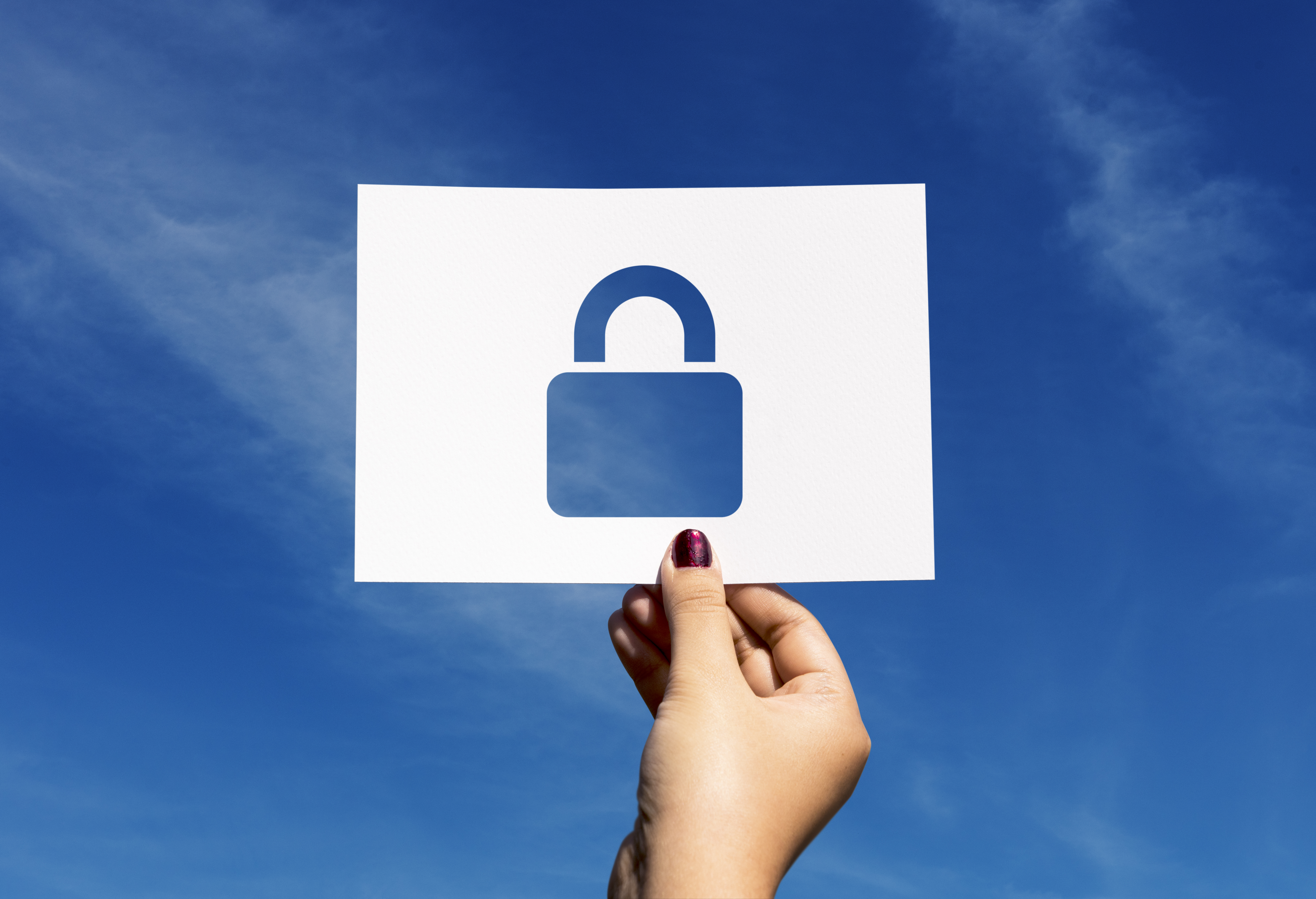 Come cancellare foto e video falsi "FAKE" o rubati dal web