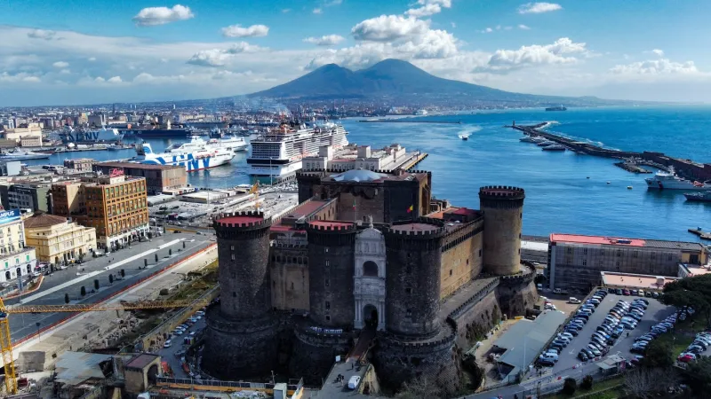 Napoli Capitale della Rinascita Urbana: Perspective Smart City 2025 – Quando la Bellezza Diventa Infrastruttura di Democrazia