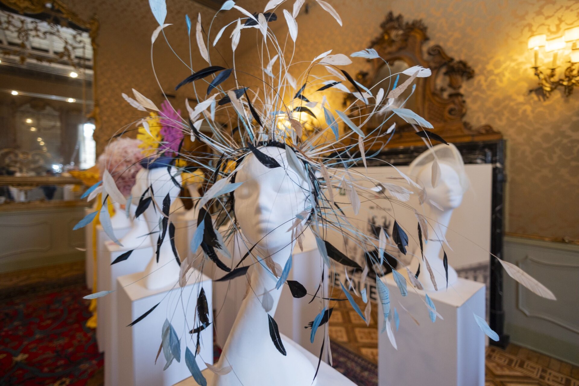 Il cappello torna protagonista: “The Queen’s Hat” rafforza la reputazione culturale di Milano