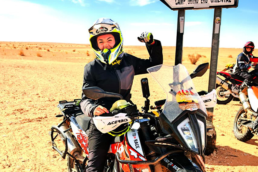 Donna, moto e deserto: il viaggio che ridefinisce il coraggio