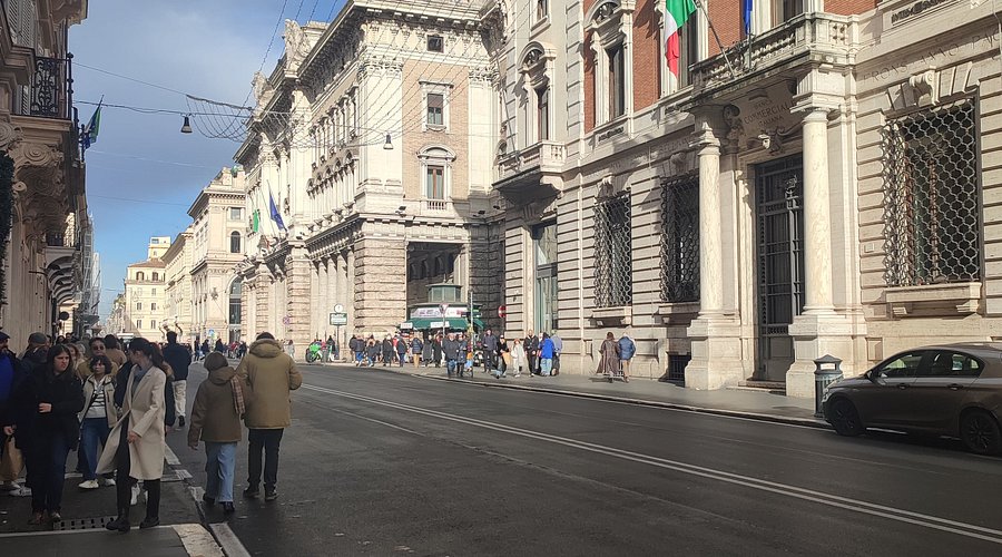 Via del Corso Negozi: la strada più famosa di Roma dove rischi di mangiare peggio (se non sai dove andare)