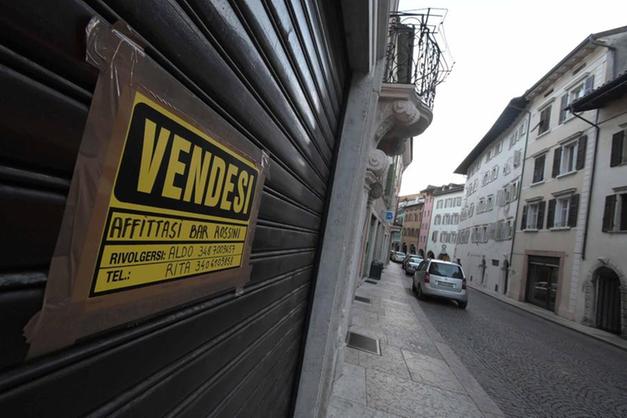 Crisi dei negozi che chiudono in Italia: quando una città perde le vetrine perde anche reputazione, identità ed economia